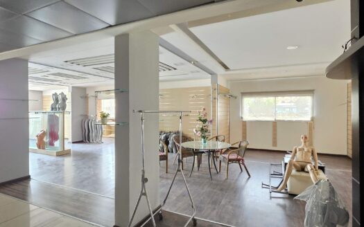 Showroom Antelias Commercial sale