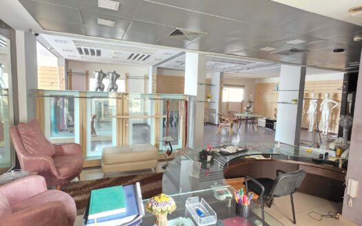 Showroom Antelias Commercial sale